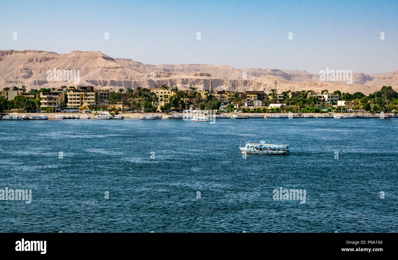 Fiume traversata in battello sul fiume Nilo, Luxor a West Bank, Luxor, Egitto, Africa Foto Stock
