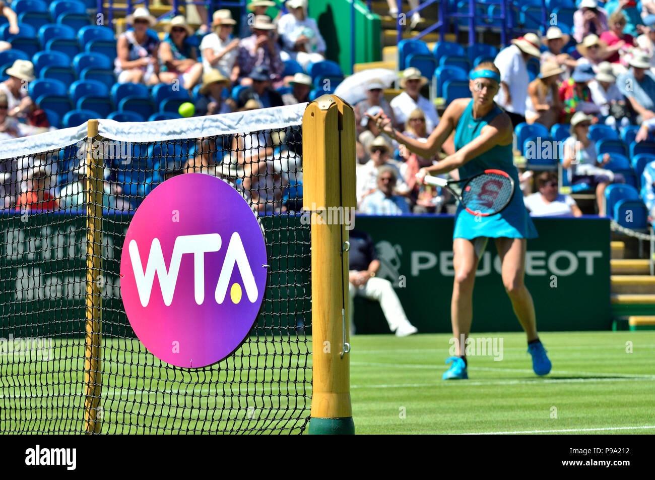Petra KVITOVA (CZE) giocando a La Valle di natura internazionale, Eastbourne 26 Giugno 2018 - logo WTA nel fuoco sul net Foto Stock