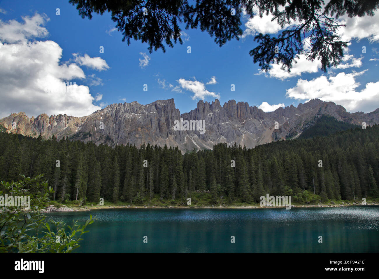 Il Latemar e il Lago di Carezza, Dolomiti, Italia Foto Stock