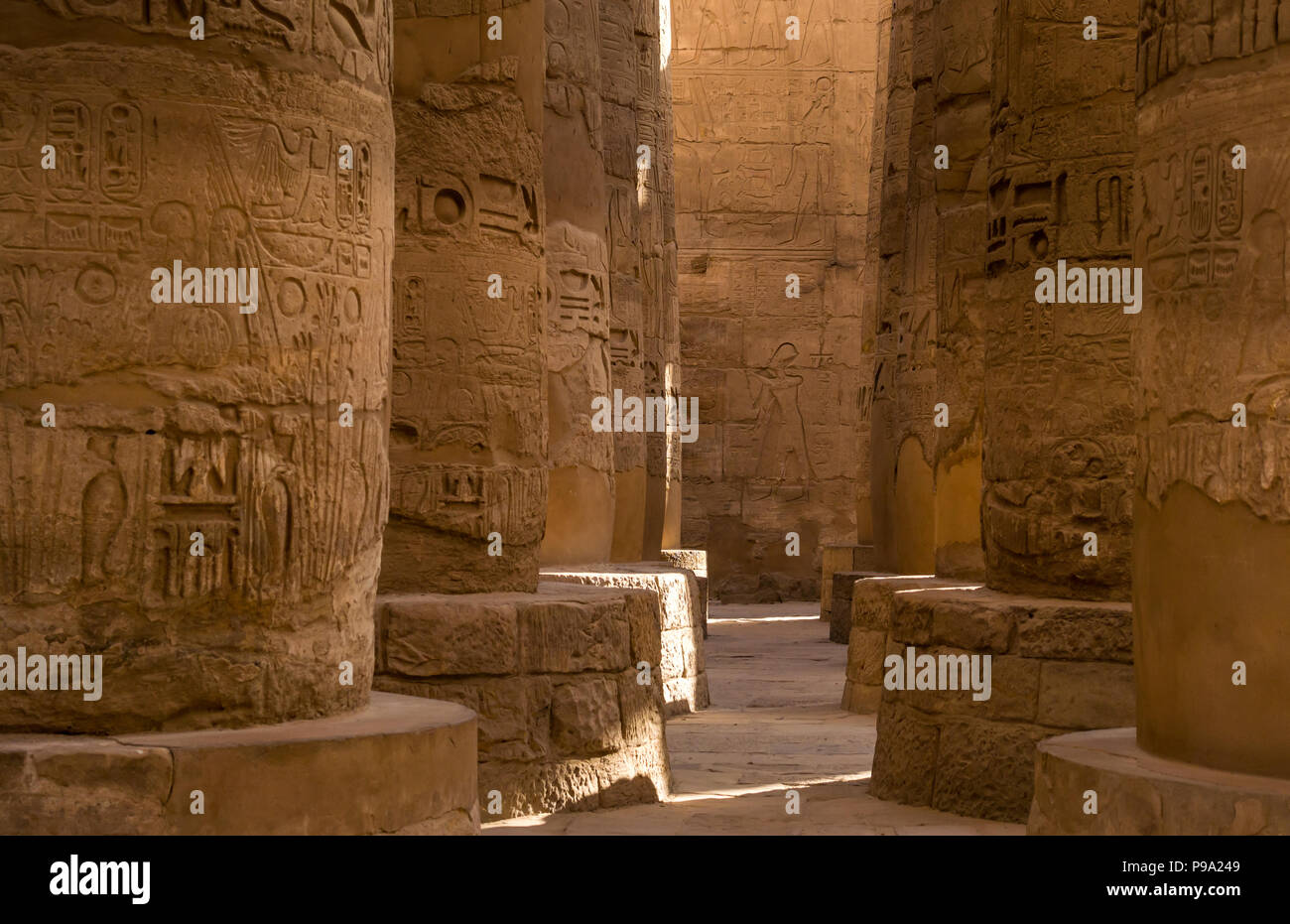 Enormi colonne di pietra con geroglifici egiziani nel grande hypostyle hall, distretto di Amon Ra, Tempio di Karnak. Luxor, Egitto, Africa Foto Stock