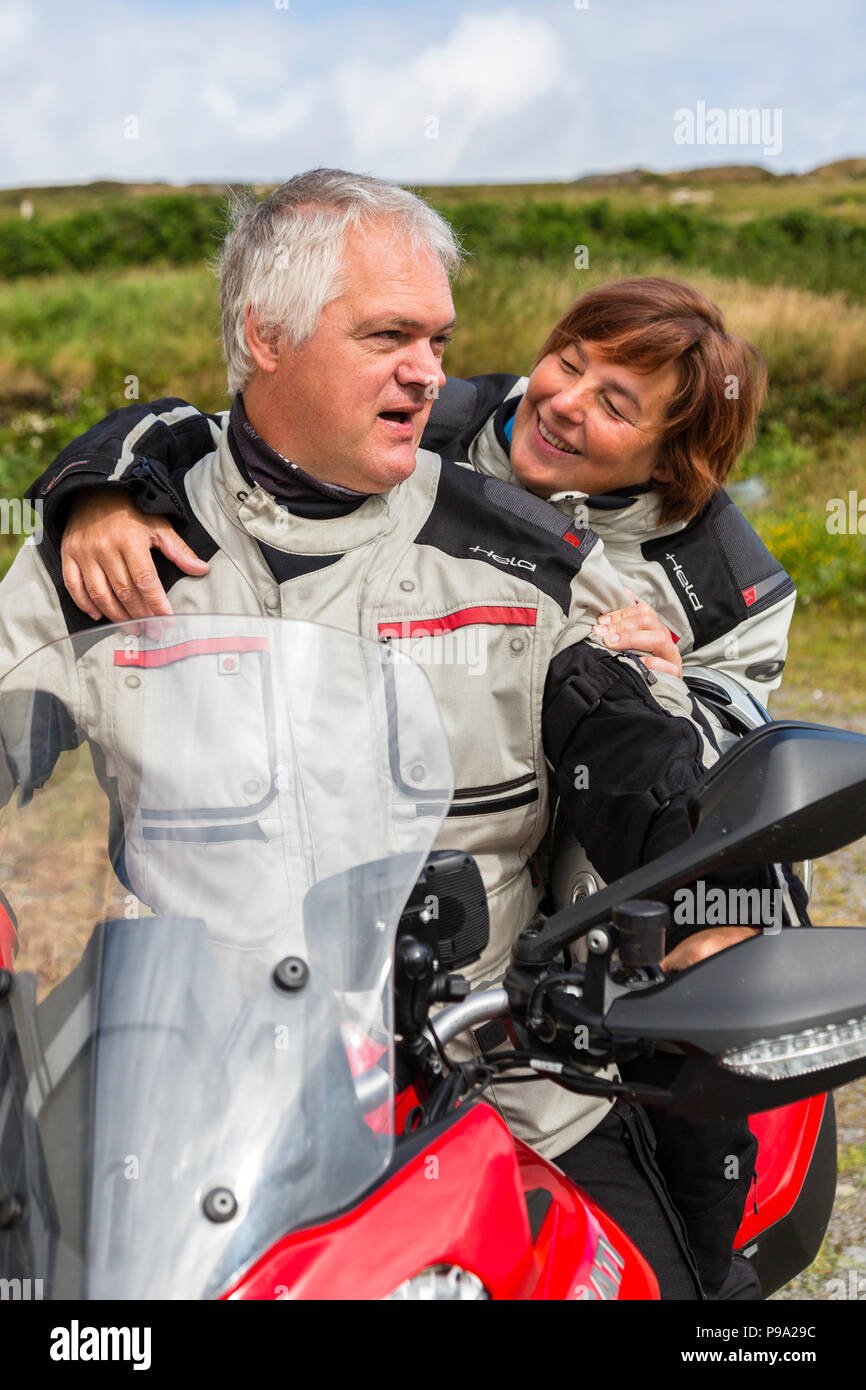 Coppia di anziani in sella potenti moto, Ducati Multistrada 1200 Foto Stock
