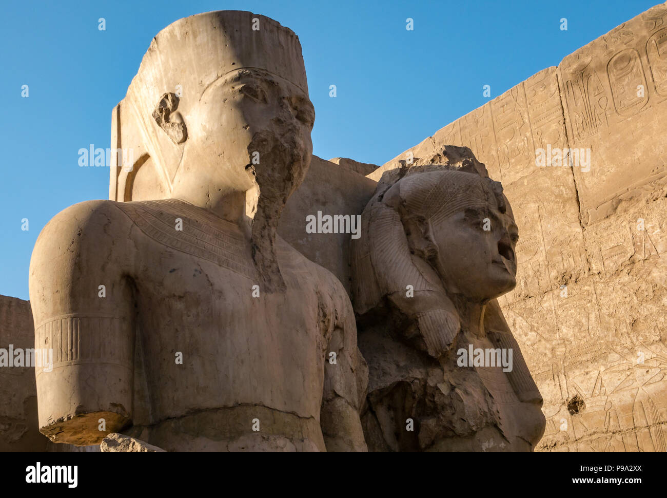 Colossi figure sedute di Ramses II e della moglie, Tempio di Luxor Luxor Egitto, Africa Foto Stock