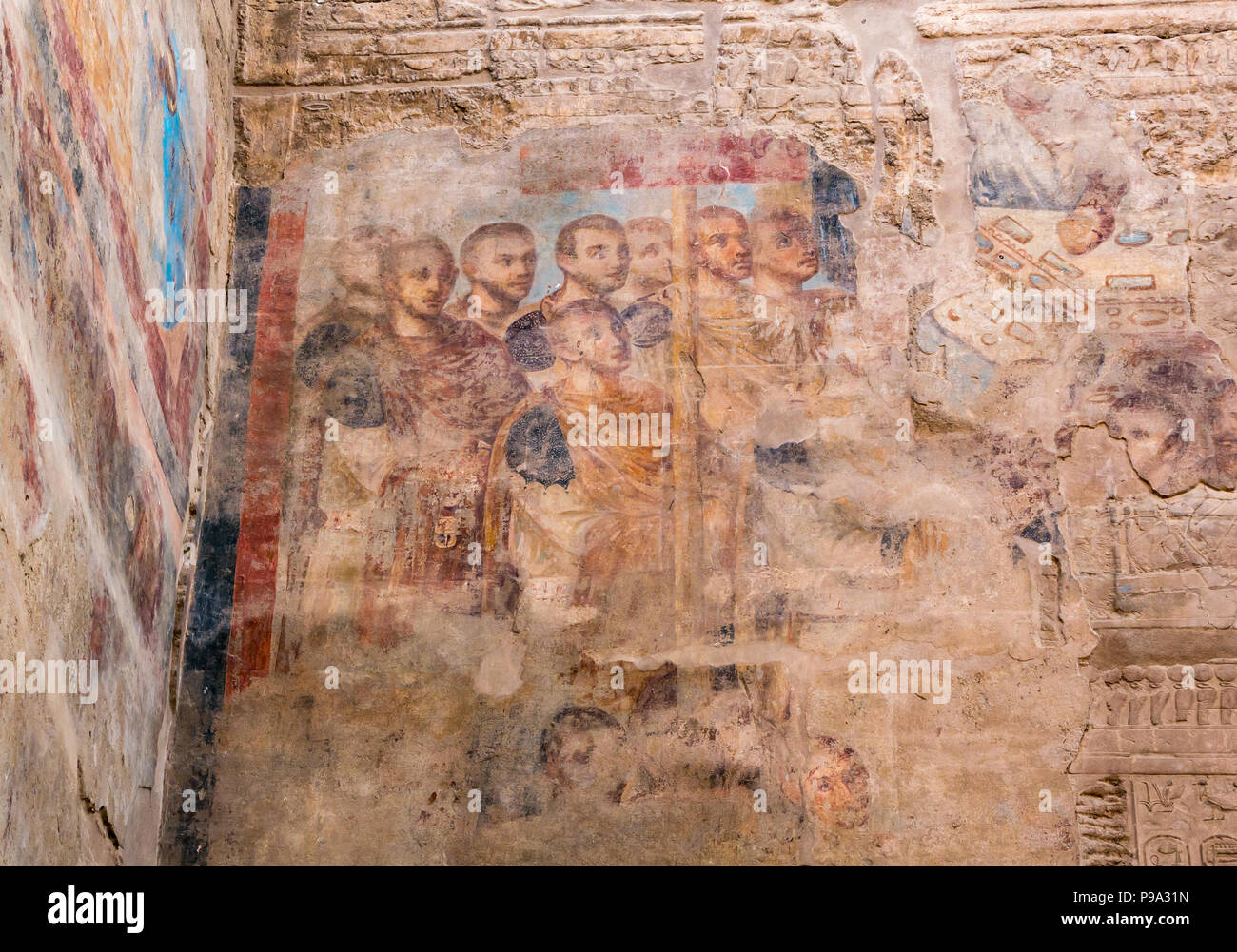 Cristiana Copta pittura murale di facce più antichi Egiziani rilievi, Tempio di Luxor, Egitto, Africa Foto Stock