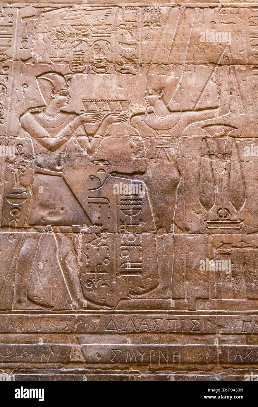 Close up dettaglio di antichità egiziane figure scolpite hieroglyph con script di Greco graffiti, Tempio di Luxor Luxor Egitto, Africa Foto Stock