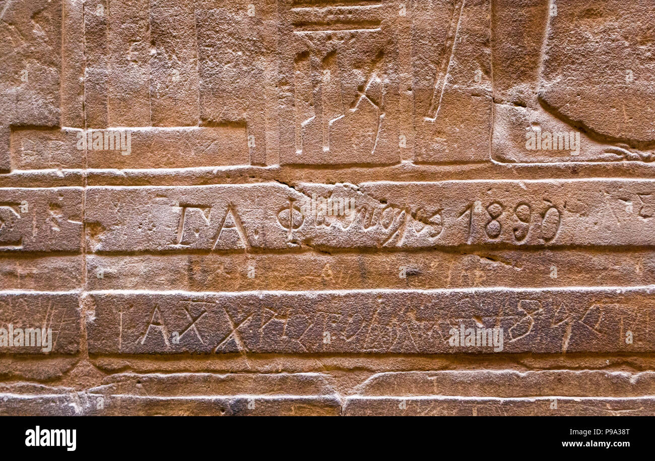 Close up dettaglio degli antichi Egiziani hieroglyph con graffiti Vittoriano datato 1890, Tempio di Luxor Luxor Egitto, Africa Foto Stock