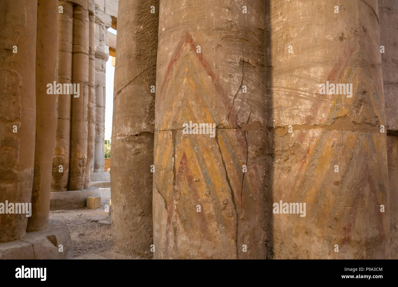 Sbiadita verniciato colorato i modelli geometrici su colonne di pietra, Tempio di Luxor Luxor Egitto, Africa Foto Stock