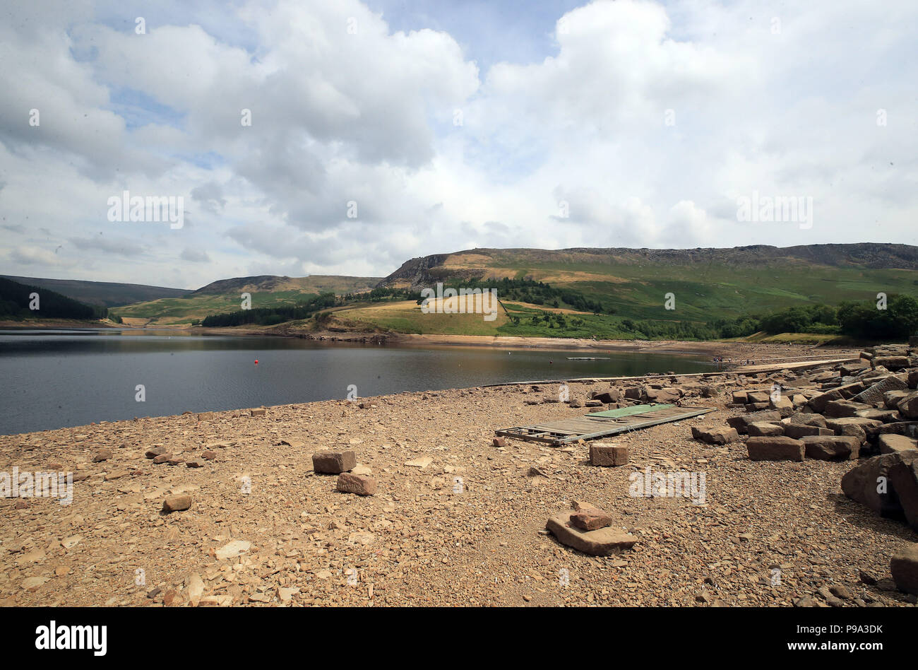 È sotto embargo per 0001 Martedì 17 Luglio livello basso di acqua sulla pietra Colomba serbatoio sulla Saddleworth Moor vicino a Oldham come milioni di persone si trovano di fronte a un tubo flessibile di divieto, acqua società United Utilities ha annunciato. Foto Stock