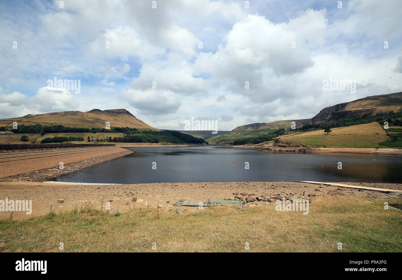 È sotto embargo per 0001 Martedì 17 Luglio livello basso di acqua sulla pietra Colomba serbatoio sulla Saddleworth Moor vicino a Oldham come milioni di persone si trovano di fronte a un tubo flessibile di divieto, acqua società United Utilities ha annunciato. Foto Stock