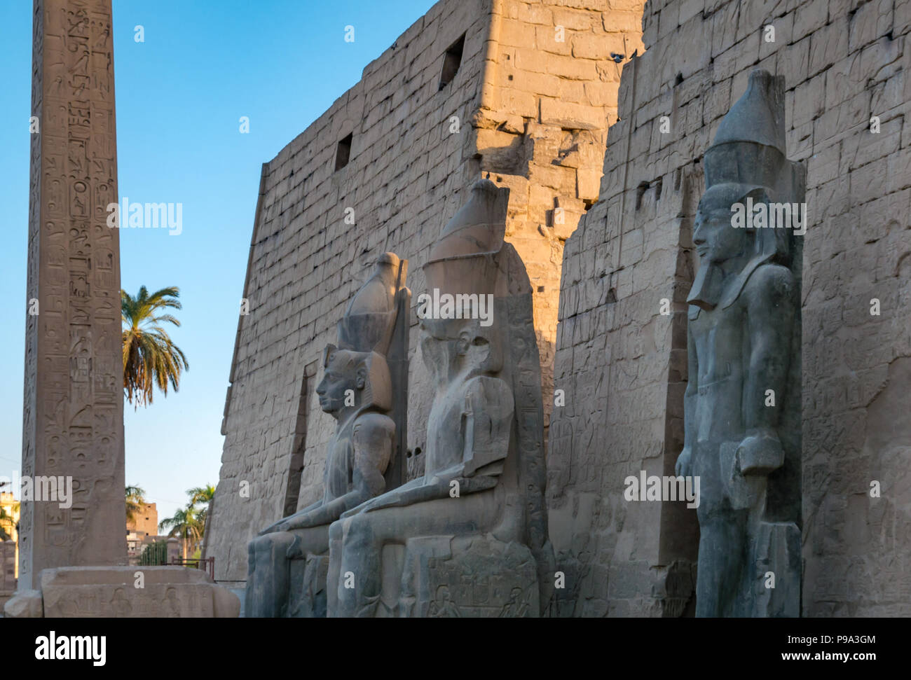 Colossi figure di Ramses II in ingresso pilone esterno, Tempio di Luxor Luxor Egitto, Africa Foto Stock
