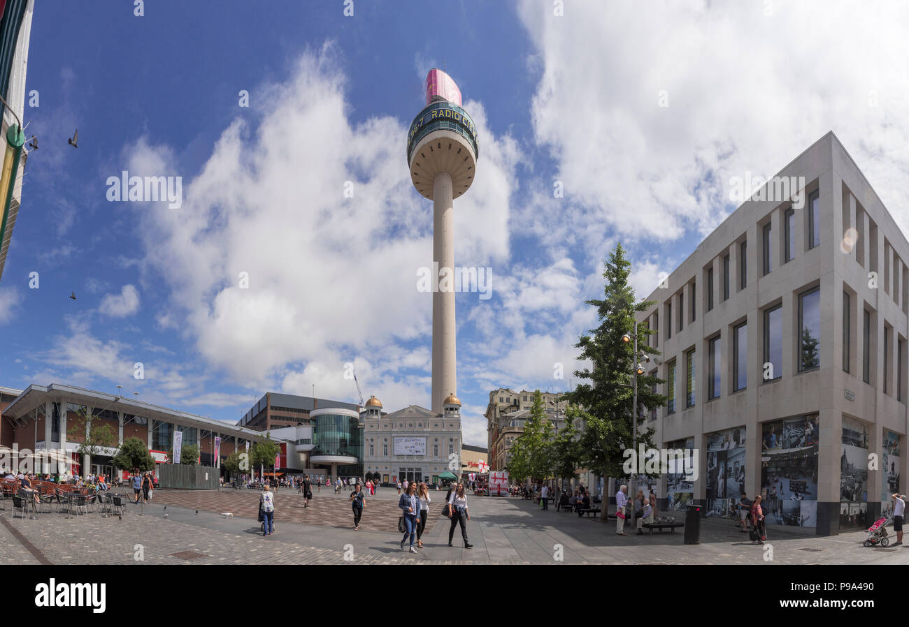 Williamson Square a Liverpool. St Johns torre faro a luce rotante. Radio City HQ Foto Stock