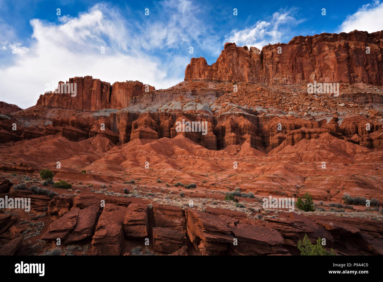 E vening nuvole passare oltre la parete scanalata in Utah Capitol Reef National Park. Foto Stock