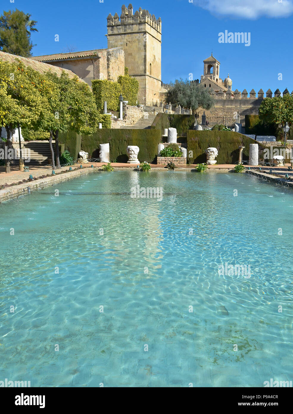 Acqua e architettura all'Alcázar de los Reyes Cristianos a Cordoba, Spagna Foto Stock