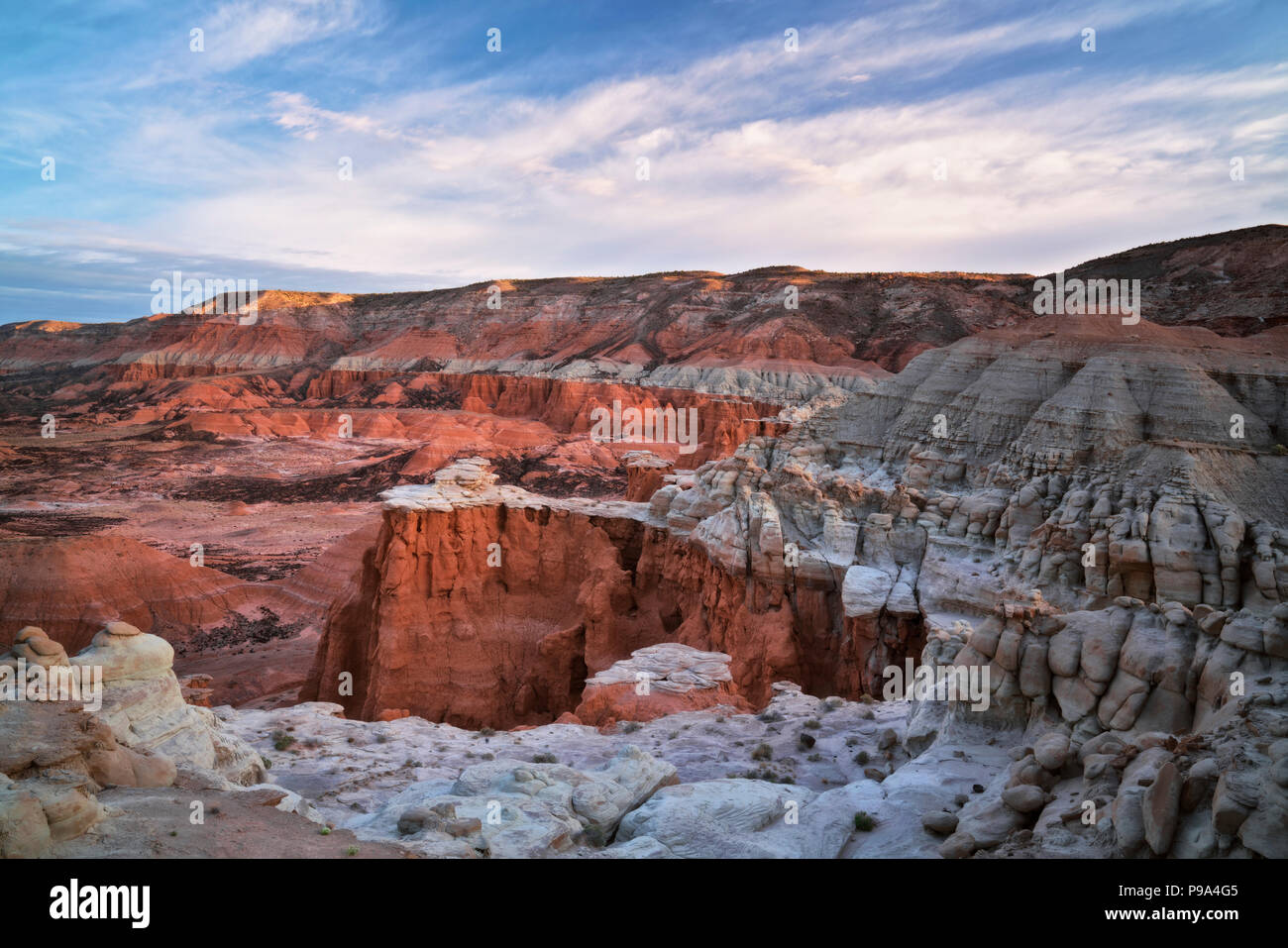 Prima luce su molte formazioni trovata nel remoto sud area nel deserto dello Utah il parco nazionale di Capitol Reef. Foto Stock