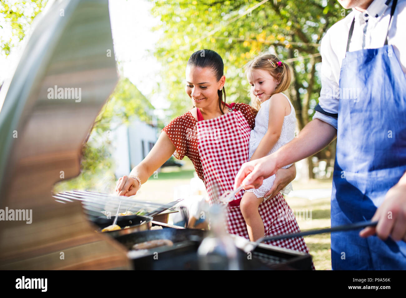 Festa di famiglia o un barbecue party al di fuori nel cortile. Foto Stock