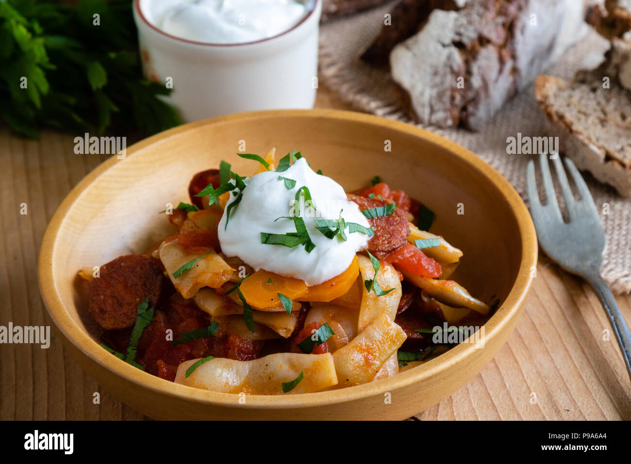 Tradizionale cera gialla di snap bean stufato con salsiccia Foto Stock