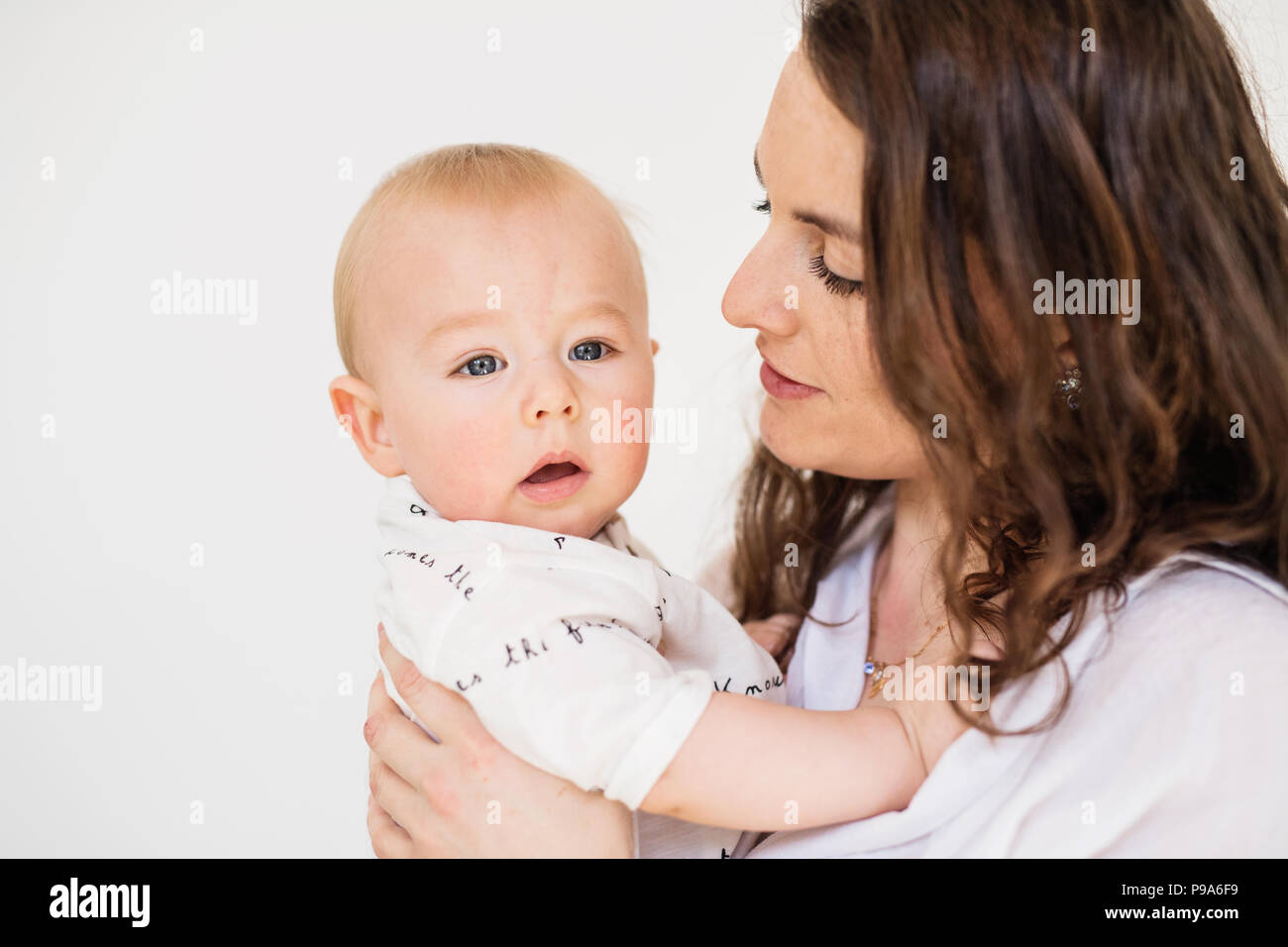 Ritratto di una giovane madre con un figlio bambino a casa. Close up. Foto Stock