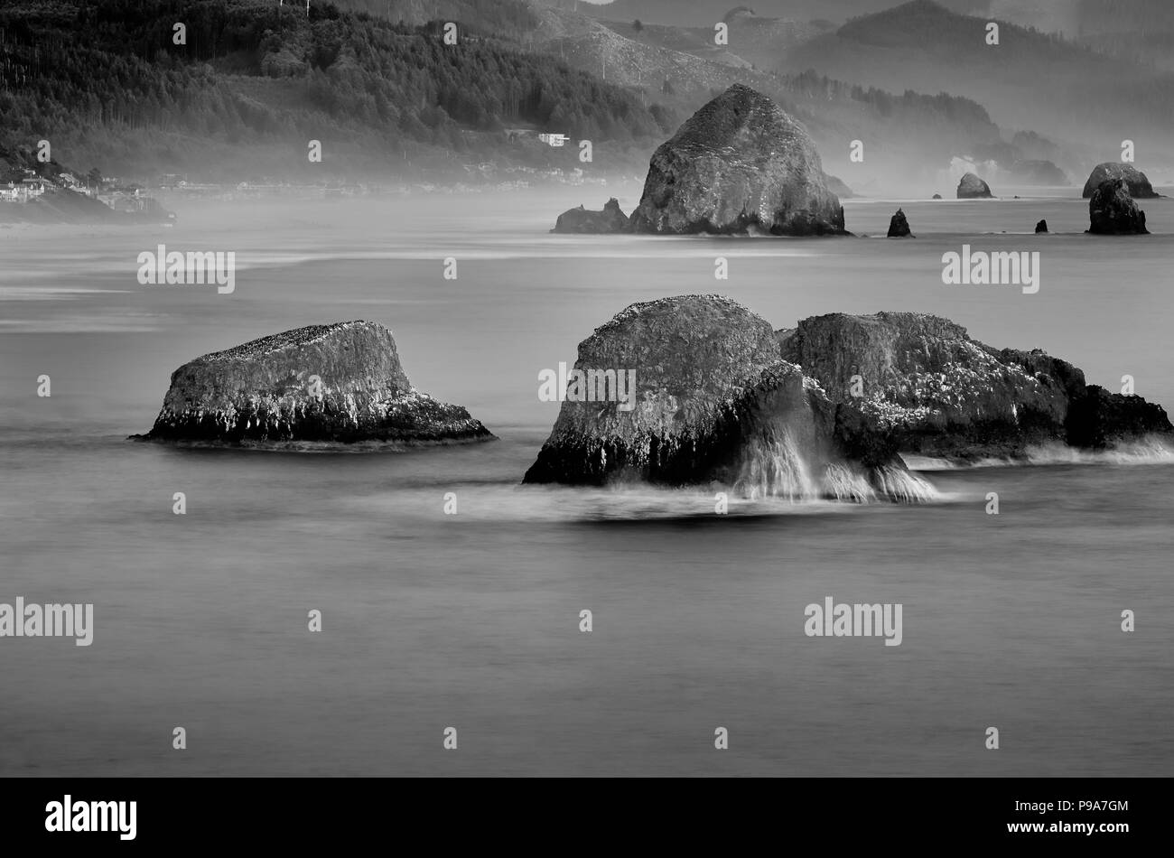 Haystack Rock e Cannon Beach, Oregon. Una lunga esposizione shot dalla testa Ecola. Foto Stock Haystack Rock e Cannon Beach, Oregon. Una lunga esposizione shot dalla testa Ecola. Foto Stock