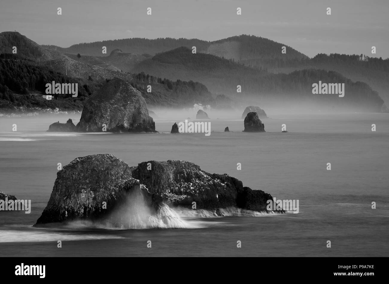 Haystack Rock e Cannon Beach, Oregon. Una lunga esposizione shot dalla testa Ecola. Foto Stock Haystack Rock e Cannon Beach, Oregon. Una lunga esposizione shot dalla testa Ecola. Foto Stock