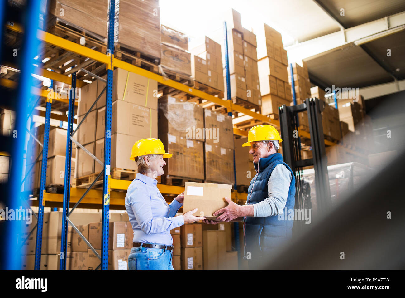 Senior manager o supervisori lavorano insieme in un magazzino. Foto Stock