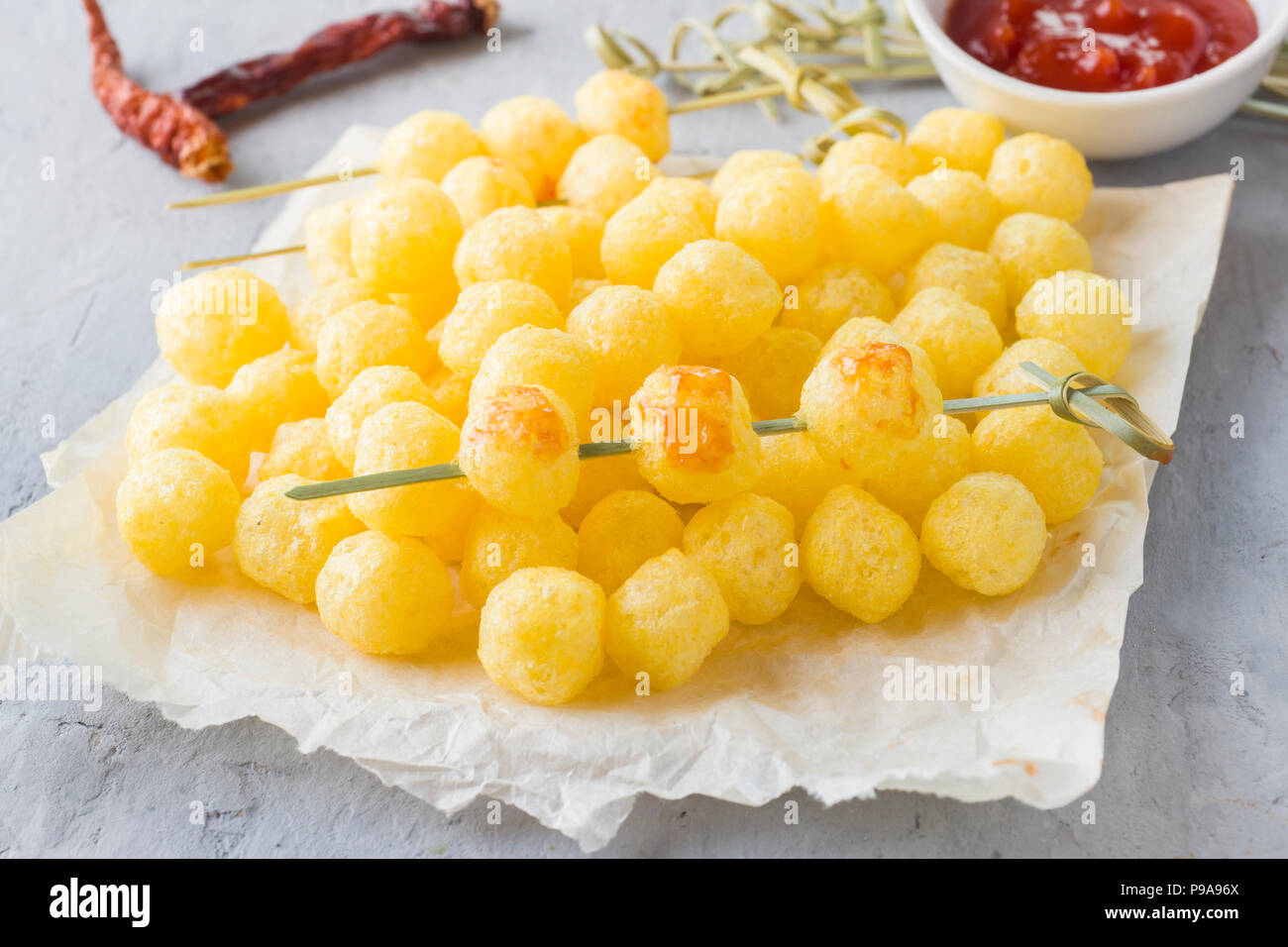 Formaggio palline di mais con il piccante salsa di pomodoro. Foto Stock