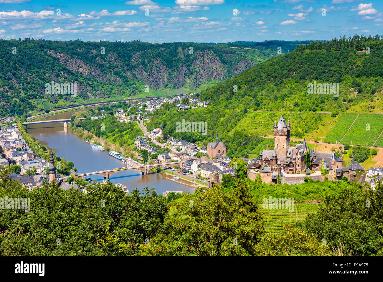 Angolo di alta vista su Cochem e sul fiume Mosella in Germania Foto Stock