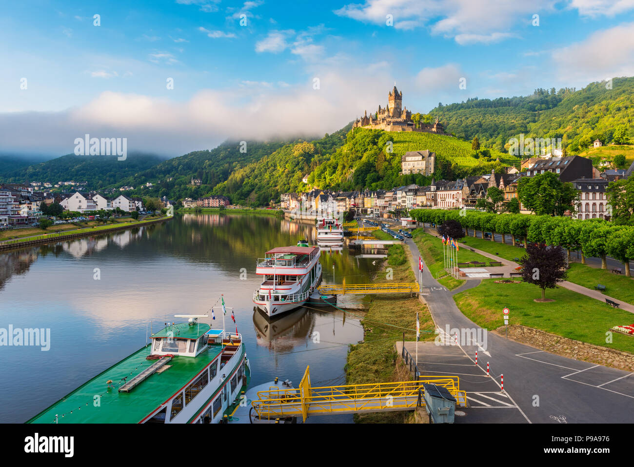 Cochem e sul fiume Mosella in Germania intorno al sunrise Foto Stock