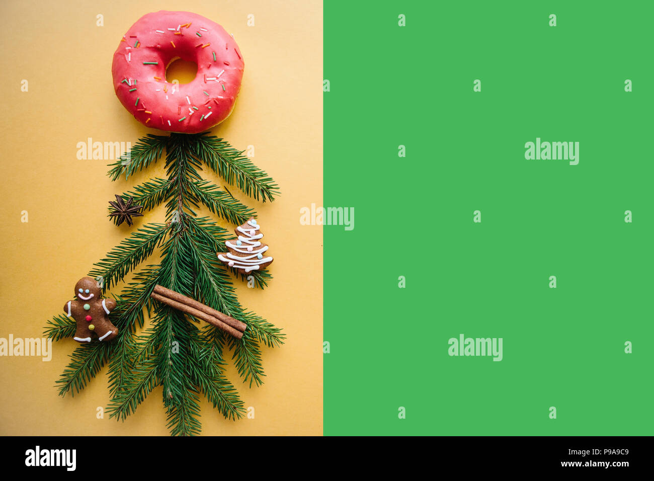 Albero di Natale decorato con biscotti allo zenzero e ciambella. Idea creativa di una vacanza o di Natale. Nei dintorni di posto per il testo. Foto Stock