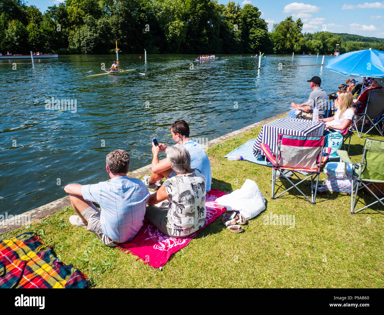 Gli spettatori, guardando, canottaggio, Racing, regata, Henley-on-Thames, Oxfordshire, Inghilterra, Regno Unito, GB. Foto Stock