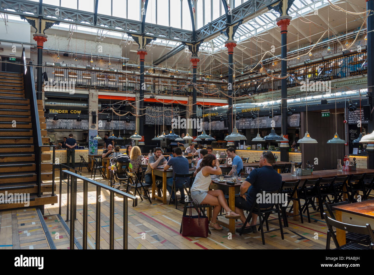 All'interno del Mackie sindaco edificio, un ex vittoriana di mercato di carne, ora un cibo e bevanda in uscita, Northern Quarter, Manchester, Inghilterra, Regno Unito Foto Stock