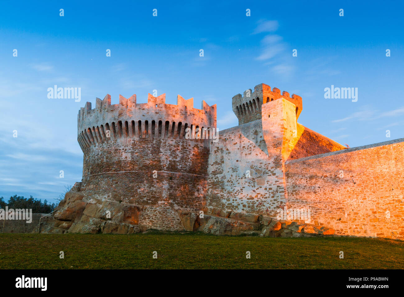 La Fortezza di Populonia fu costruito nel XV secolo con pietre prese da resti etruschi Foto Stock