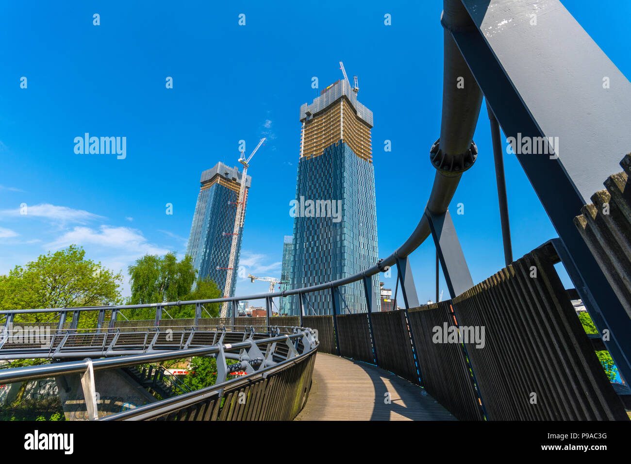 Due di Deansgate Square Appartamento blocchi (in costruzione), dall'Mancunian Way passerella, Manchester, Inghilterra, Regno Unito Foto Stock