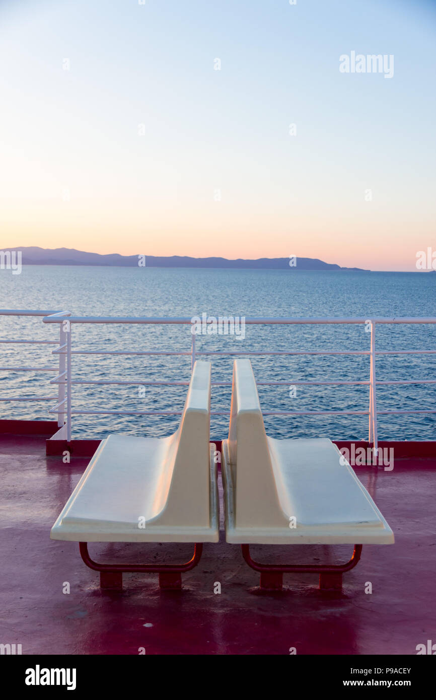 Canale di Piombino incrocio con ferry boat in estate Foto Stock