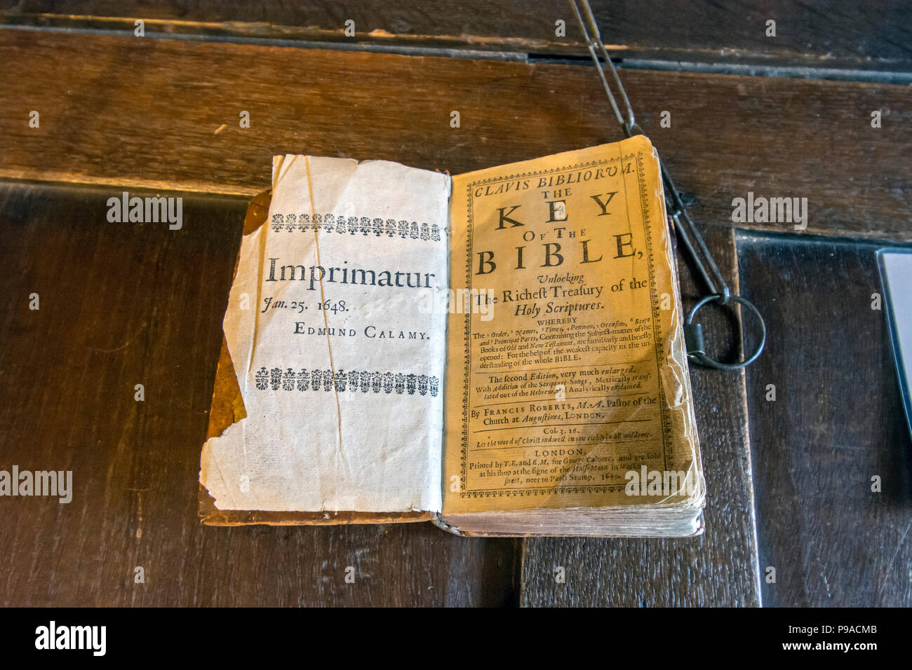 Uno dei libri nella libreria concatenata libreria, nella sala di lettura Chetham's Library, Manchester, Inghilterra, Regno Unito Foto Stock
