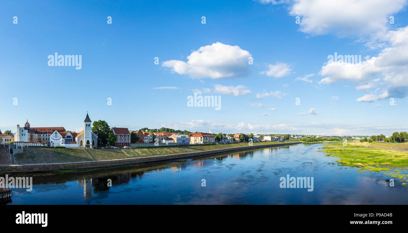 La lituania, riflettendo gli edifici della città di Kaunas in acqua di fiume panorama XXL Foto Stock