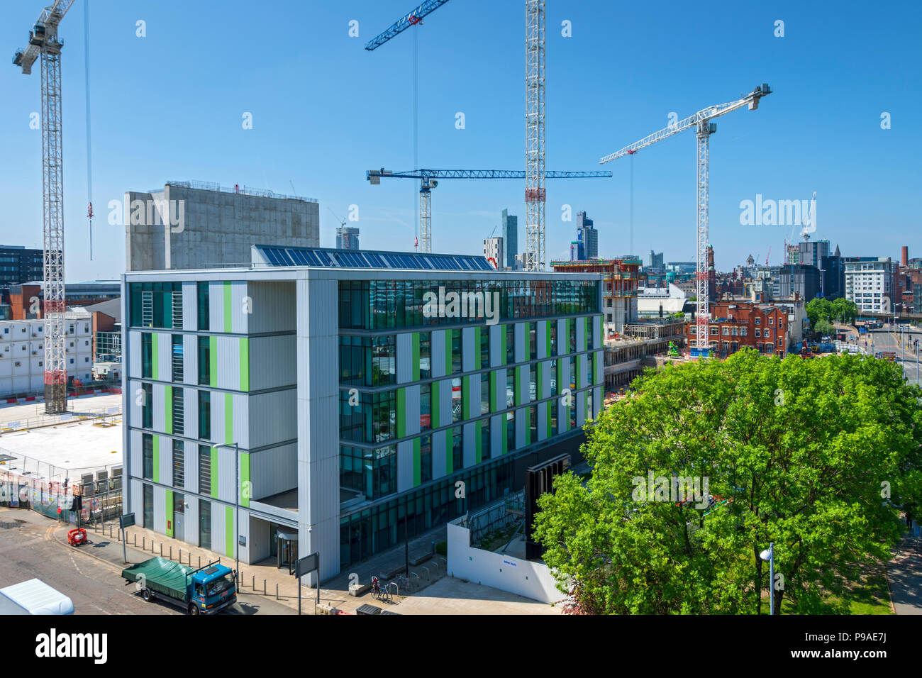 Il James Chadwick edificio con la Manchester University Campus di ingegneria edificio in costruzione dietro, Manchester, Inghilterra, Regno Unito. Foto Stock