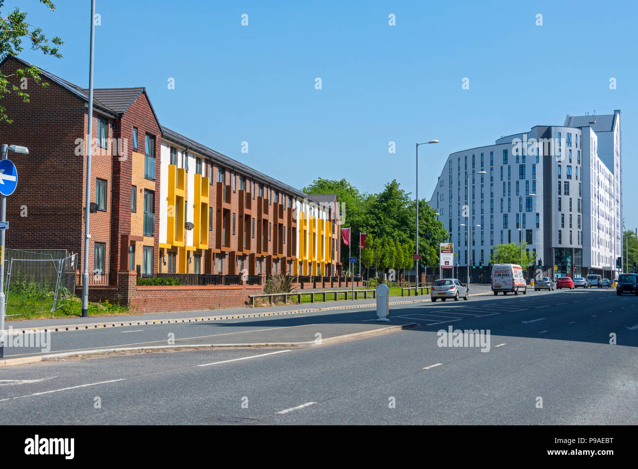 Moderna cittadina a schiera di case, Brunswick station wagon, Upper Brook Street, Manchester, Inghilterra, Regno Unito. Nick Everton casa a destra (alloggi per studenti). Foto Stock