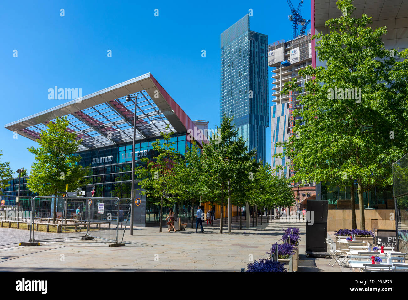 Vendita al dettaglio e unità di tempo libero, la Beetham Tower e l'asse appartamento blocco (in costruzione) dal primo Street, Manchester, Regno Unito. Foto Stock