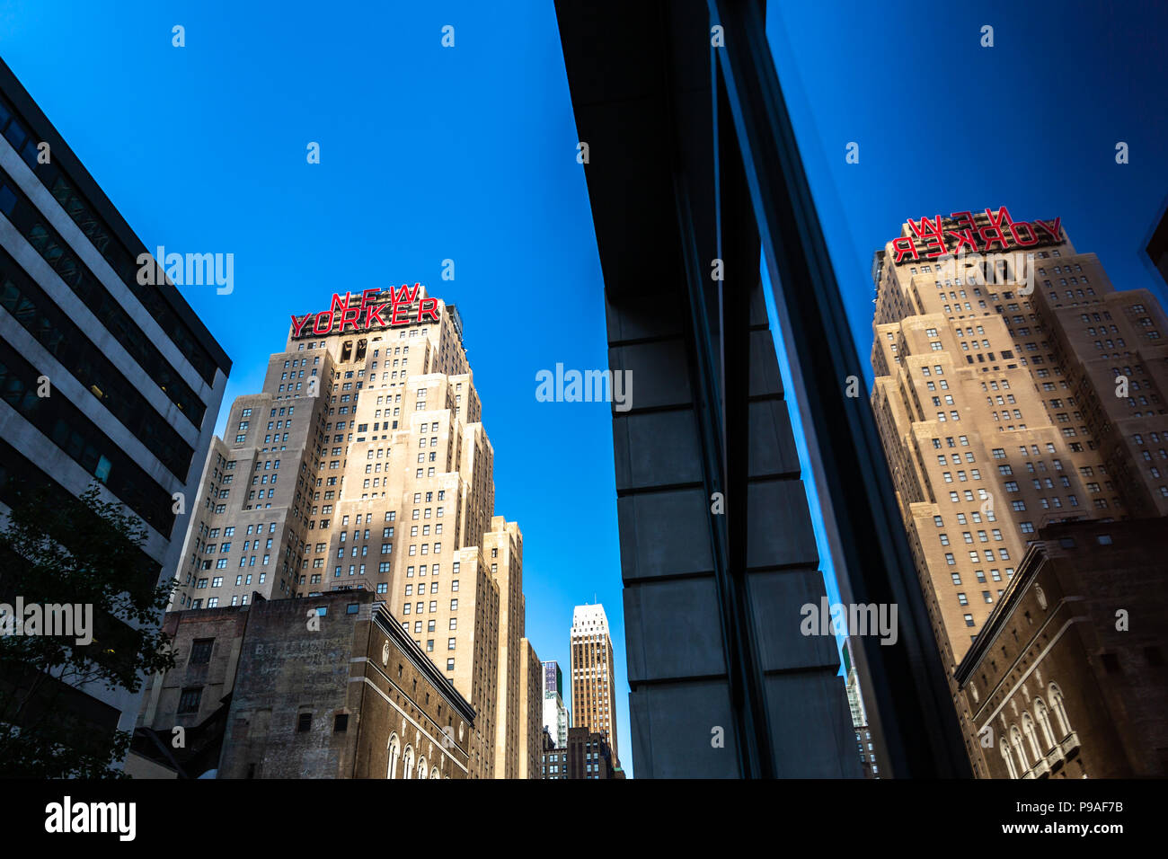 La città di New York / STATI UNITI D'America - 13 LUG 2018: New Yorker segno del Wyndham Hotel occupa un edificio nel centro di Manhattan Foto Stock