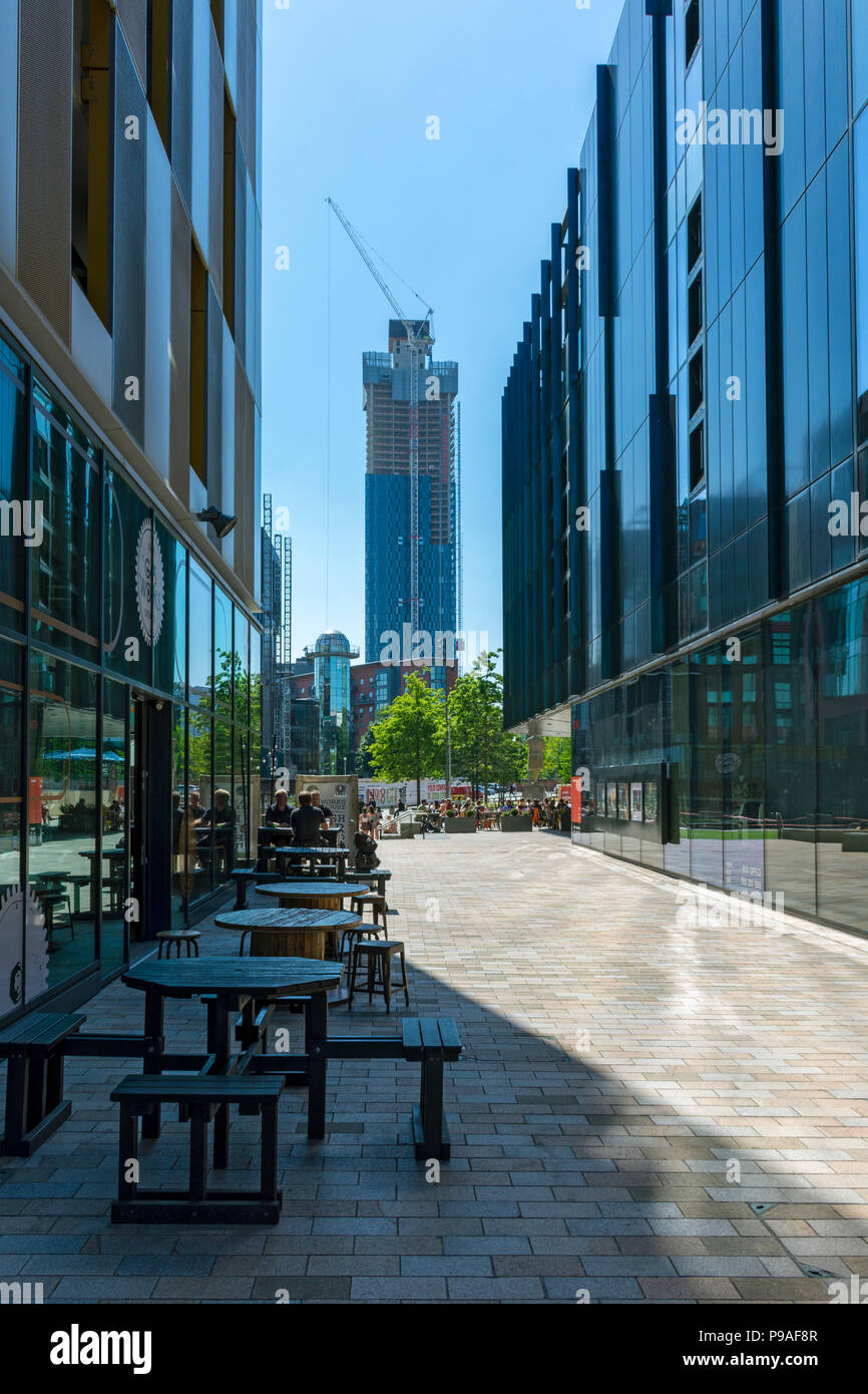 Uno dei Deansgate Square Appartamento blocchi, accanto al Home Arts Centre di Tony Wilson Square, prima strada. Manchester, Inghilterra, Regno Unito Foto Stock