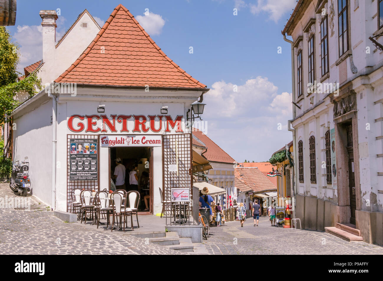 SZENTENDRE, UNGHERIA: Luglio 22, 2015: Negozi e ristoranti presso il Foto Stock