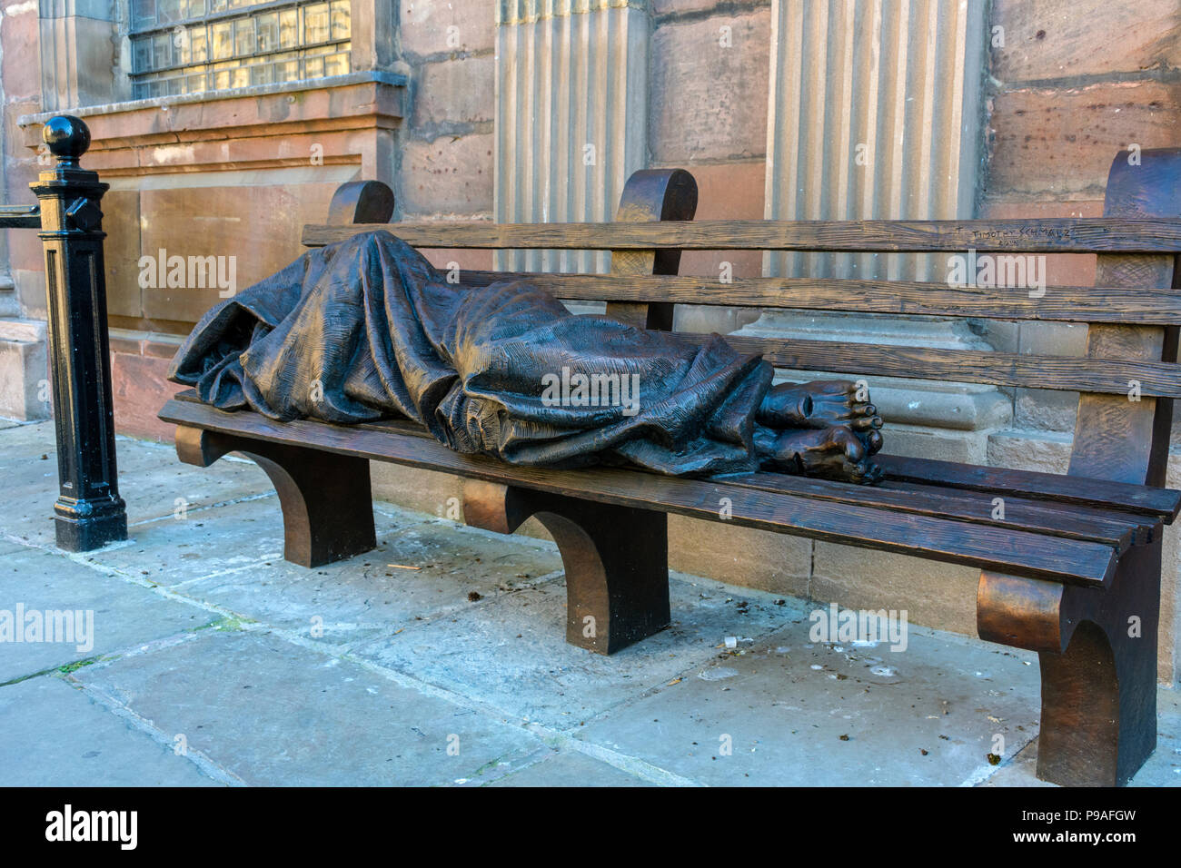 Senzatetto Gesù, una scultura da Timothy Schmalz, St. Anne's Square, Manchester, Inghilterra, Regno Unito Foto Stock