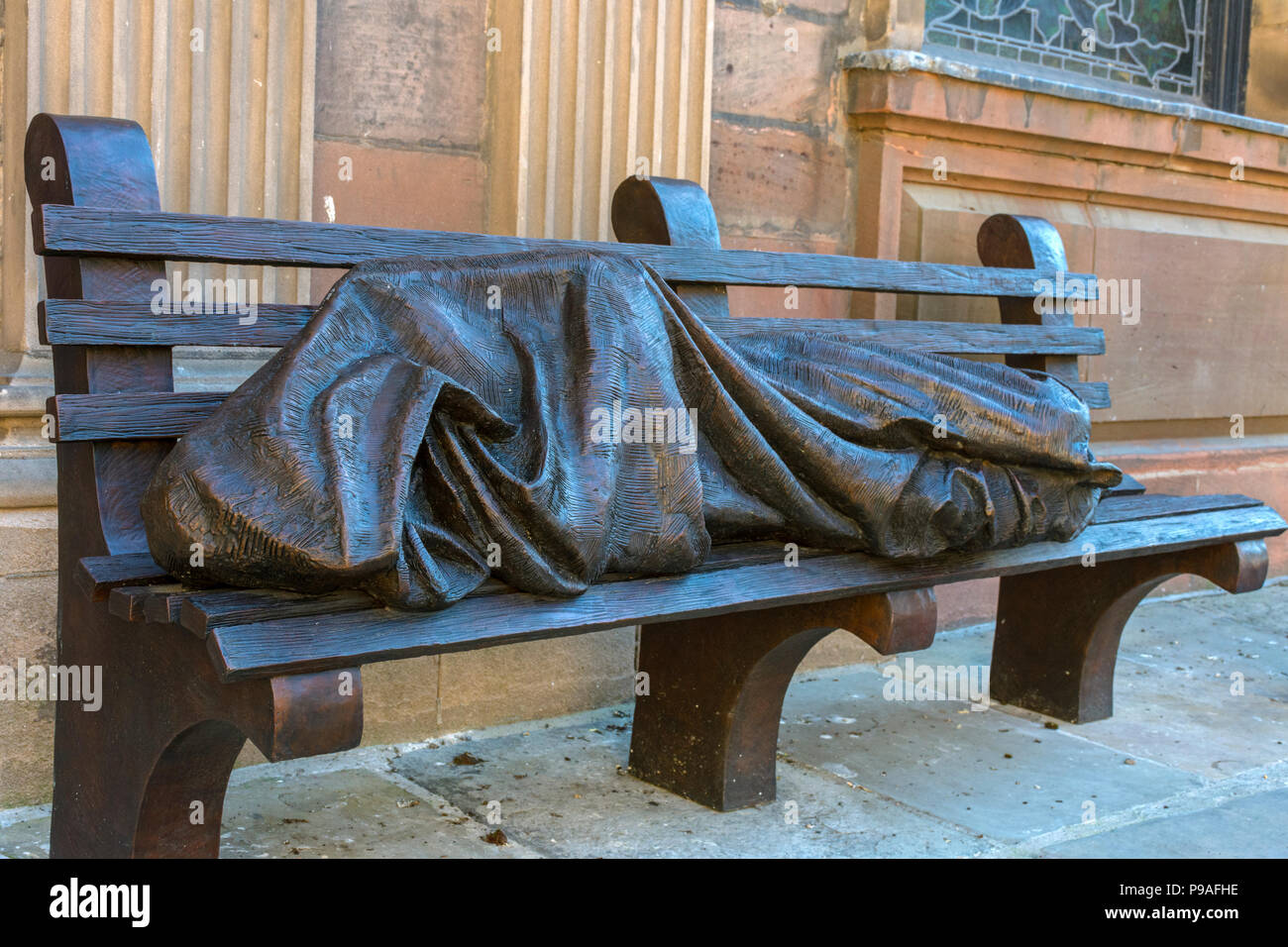 Senzatetto Gesù, una scultura da Timothy Schmalz, St. Anne's Square, Manchester, Inghilterra, Regno Unito Foto Stock