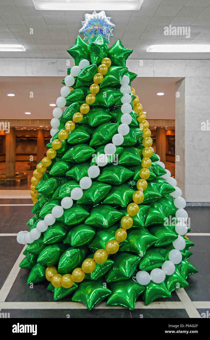 Creative albero di Natale fatto di palloncini gonfiabili di colore verde  nella hall del teatro dell'Opera Foto stock - Alamy