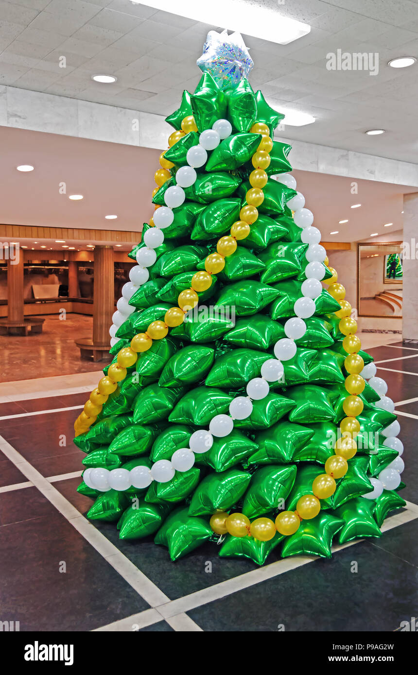 Creative albero di Natale fatto di palloncini gonfiabili di colore verde  nel foyer del Teatro dell'Opera Foto stock - Alamy