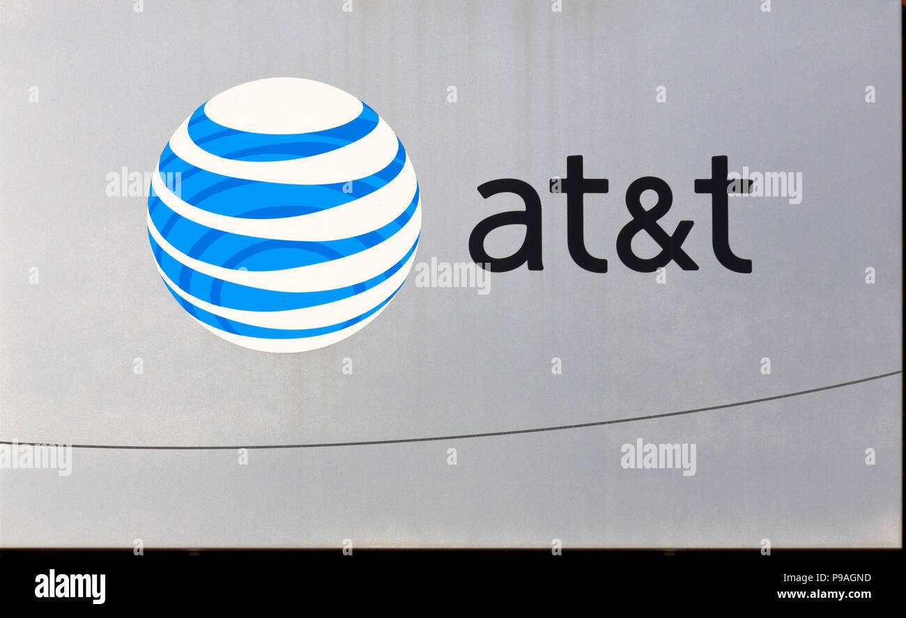 LOS ANGELES, CA/STATI UNITI D'America - 6 Dicembre 2015: AT&T Retail store esterno e segno. Foto Stock