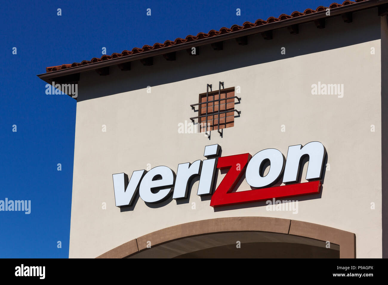 VALENCIA, CA/STATI UNITI D'America - 11 novembre 2015: Verizon Wireless retail store. Verizon Wireless è una consociata interamente di proprietà di Verizon Communications Inc. Foto Stock