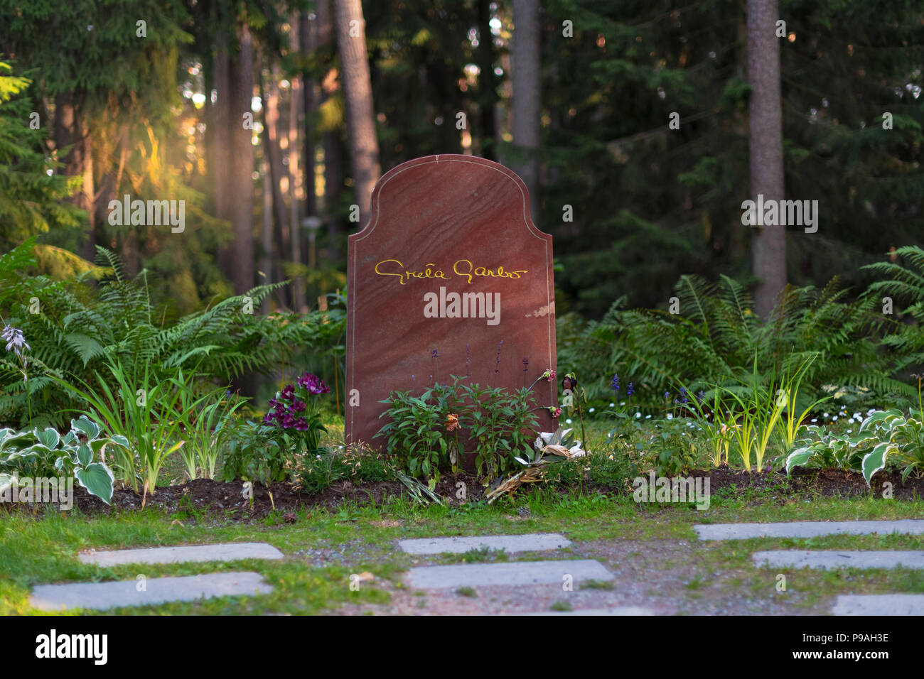 Tomba della leggendaria attrice Greta Garbo a Skogskyrkogarden a Stoccolma nel cimitero di legno Foto Stock