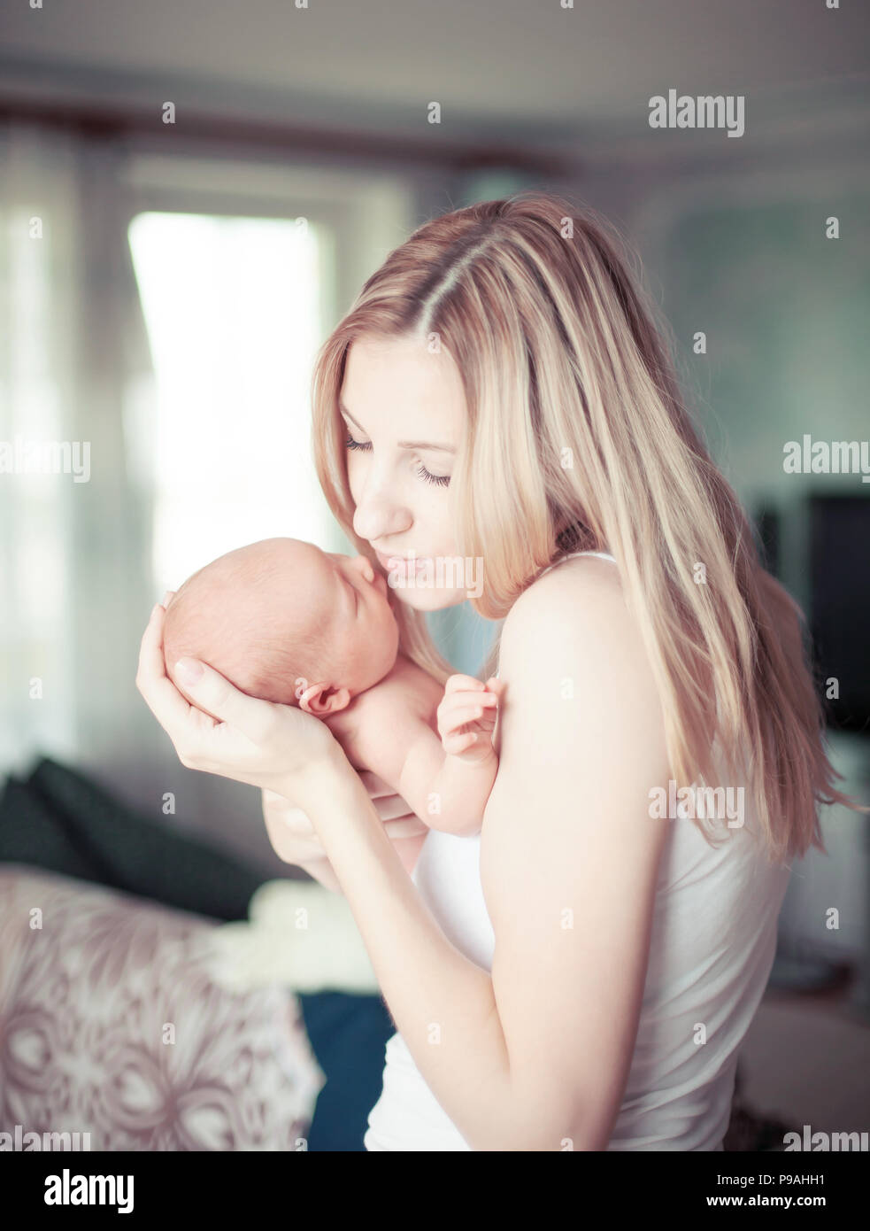Felice madre tenendo un neonato Foto Stock