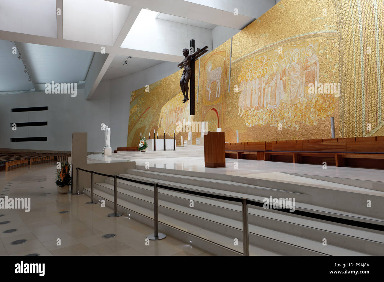 Fatima, Portogallo - Luglio 23, 2014: Altare della nuova chiesa della Santissima Trindade Foto Stock