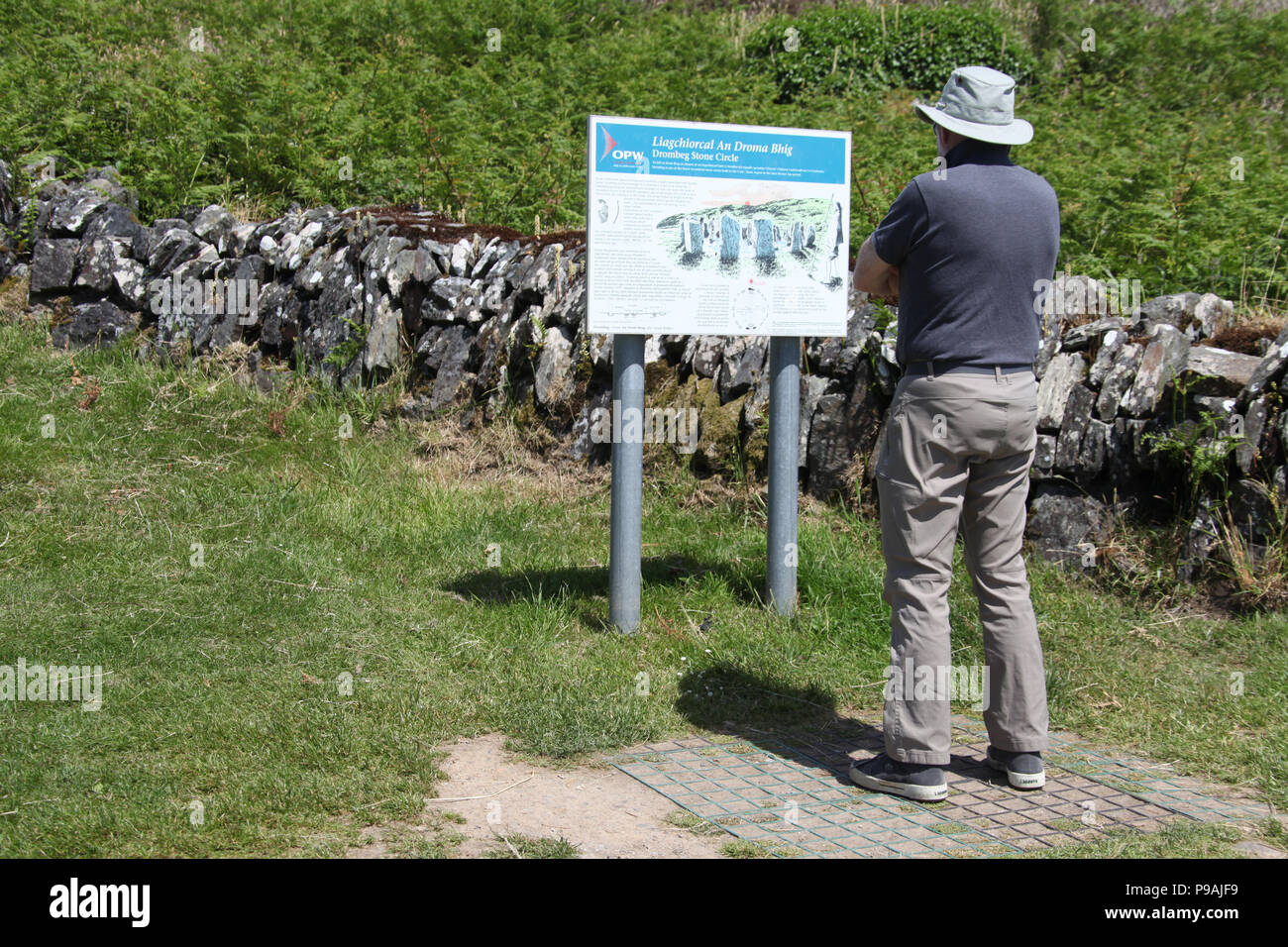 Lettura Tourist information board a Drombeg Stone Circle nella contea di Cork Foto Stock